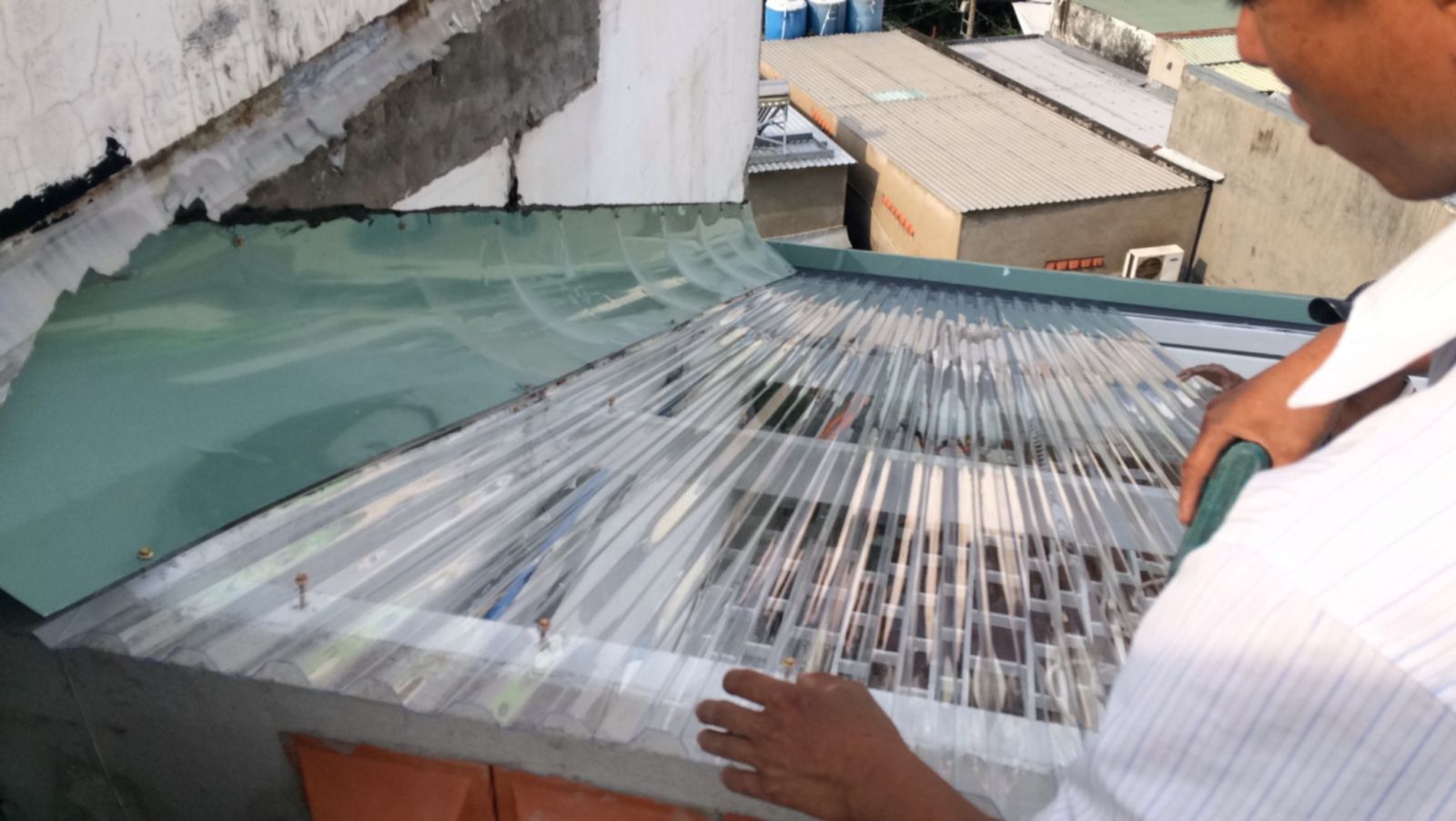Sửa chữa cải tạo sửa nhà phố tại quận Bình Thạnh: Công tác lắp đặt tấm lợp lấy sáng